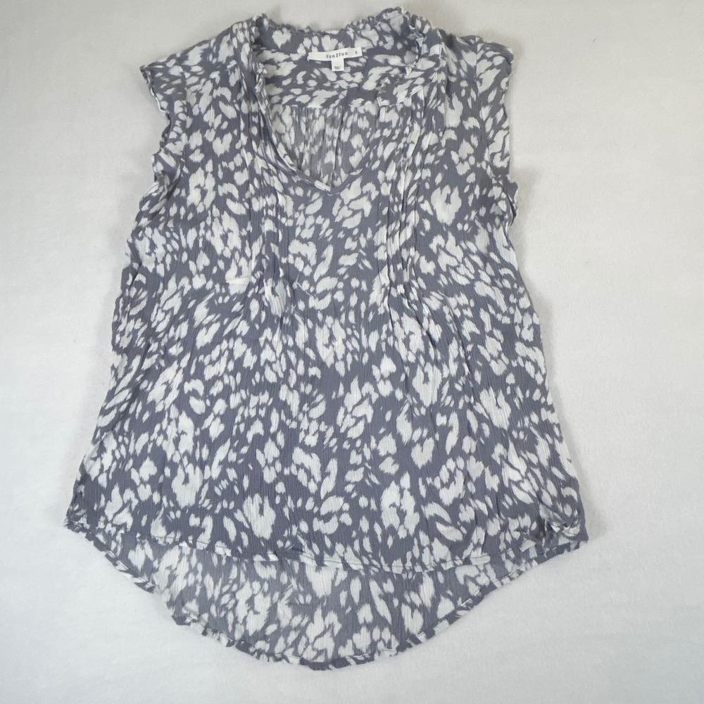 Fun2Fun Womens Grey White Animal Print Pintuck Sleeveless Blouse V-Neck S‎